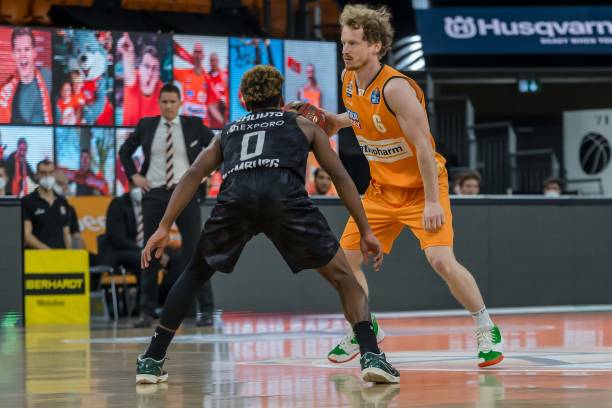 由于场地使 由于场地使